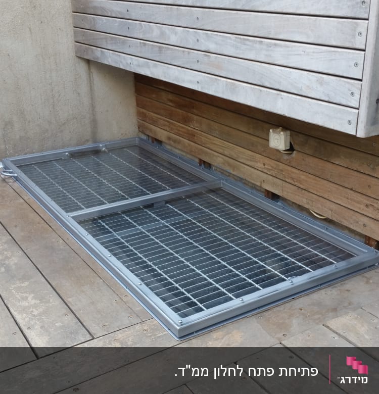 מסגרת מתכת עם רשת על רצפת עץ